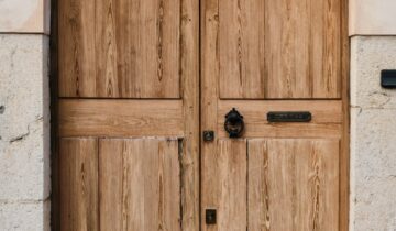How to Choose Interior Door Finishes for Warm Minimalist Interiors