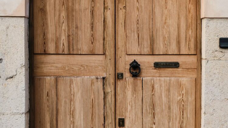 How to Choose Interior Door Finishes for Warm Minimalist Interiors