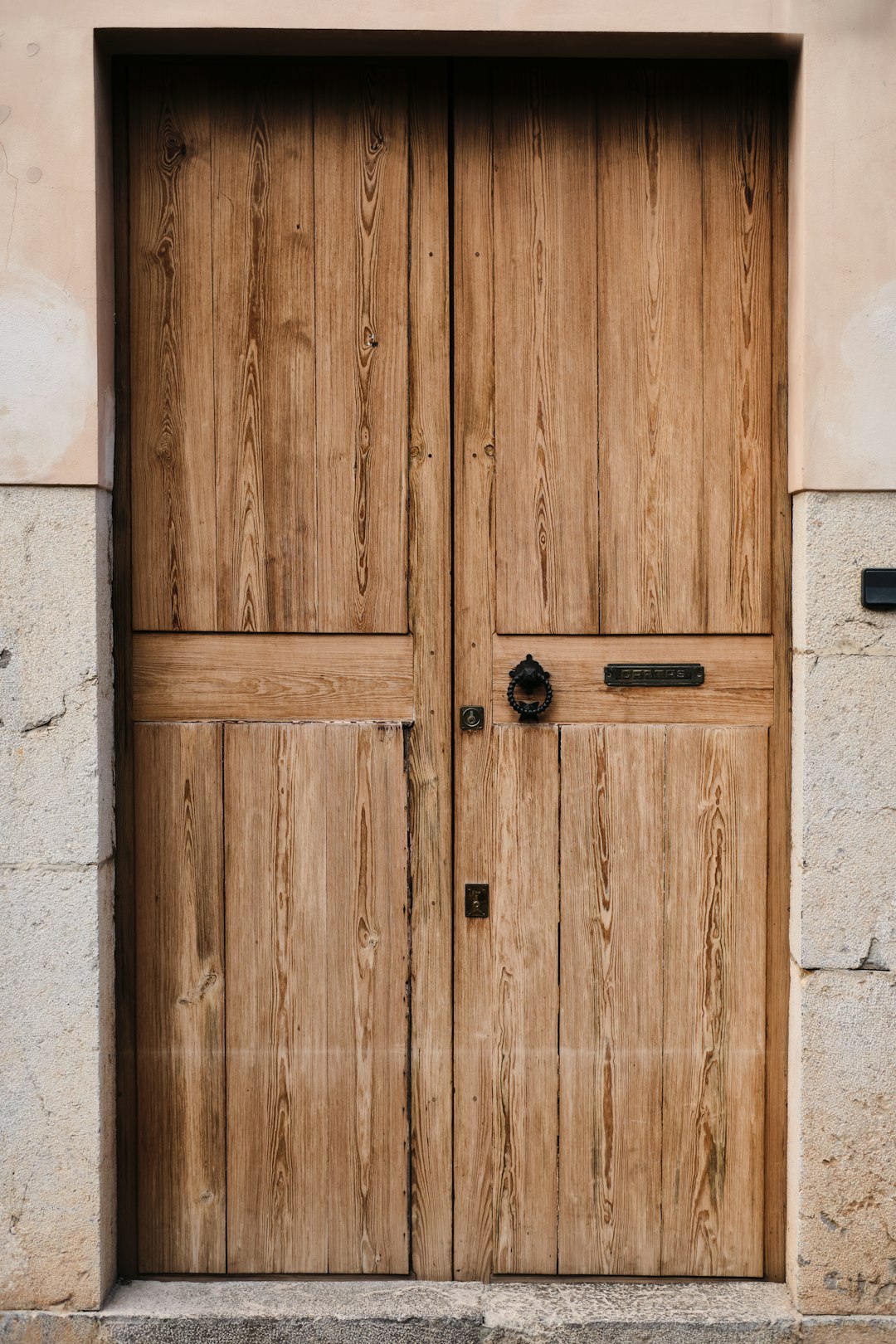 How to Choose Interior Door Finishes for Warm Minimalist Interiors